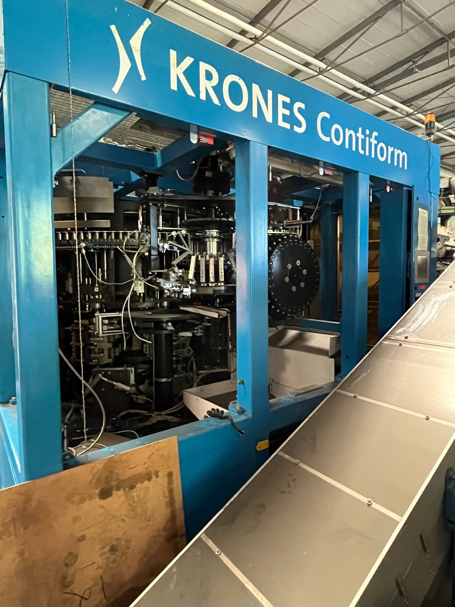 Widok Krones Contiform z lewej strony