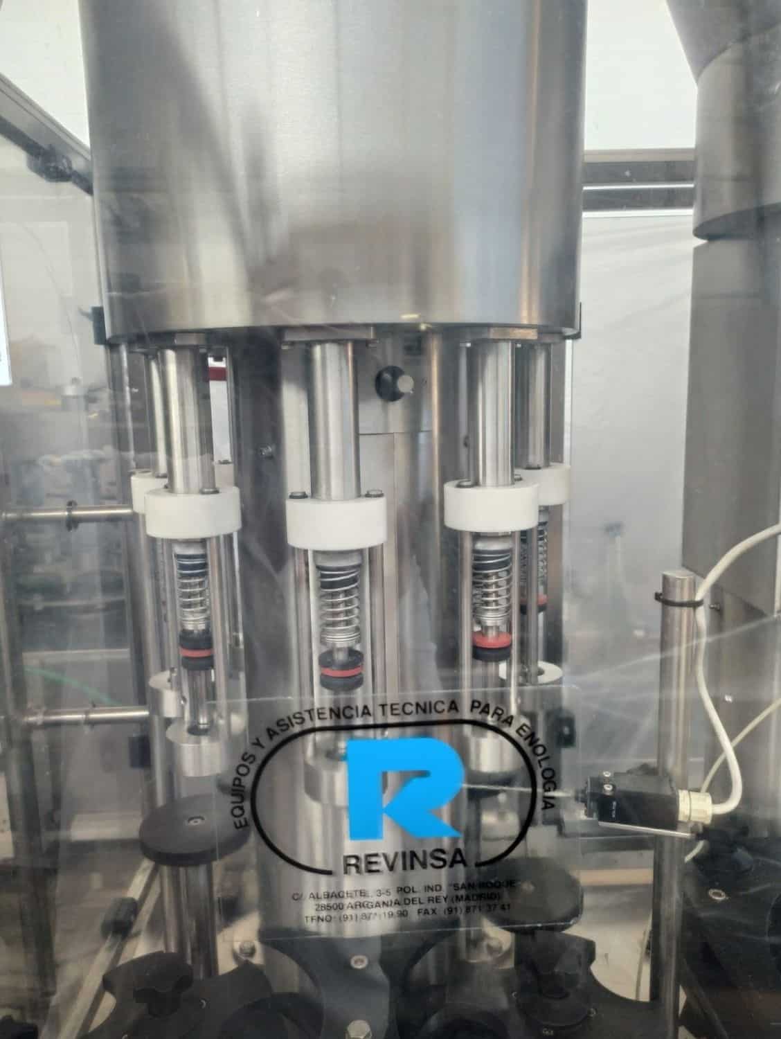 Pomieszczenie robocze linii napełniającej Revinsa do szklanych butelek bezzwrotnych
